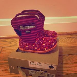 Bogs snow boots floral/striped size 7